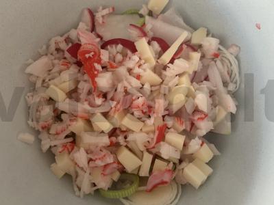 Salotas su sūriu, krabų mėsa ir daržovėmis Žingsnis 4