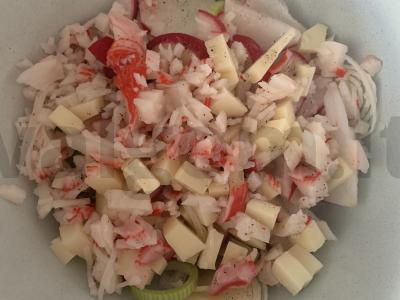 Salotas su sūriu, krabų mėsa ir daržovėmis Žingsnis 5