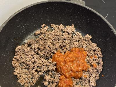 Bolognese makaronai su tarkuotu sūriu ir žolelėmis Žingsnis 3