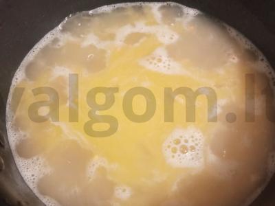 Bulguras su vynuogėmis ir raudonaisiais pipirais Žingsnis 2