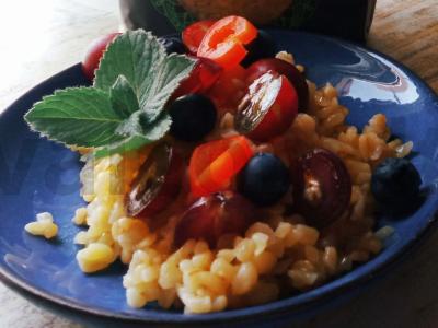 Bulguras su vynuogėmis ir raudonaisiais pipirais pagrindine nuotrauka