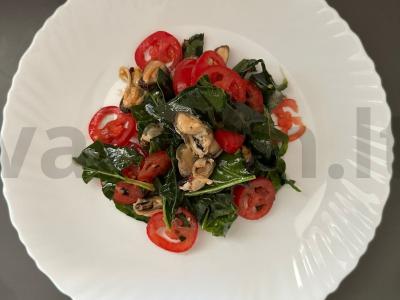 Špinatai su midijomis ir pomidorais pagrindine nuotrauka