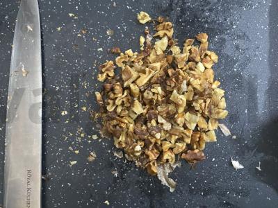 Salotos su graikiniais riešutais ir vištiena Žingsnis 5