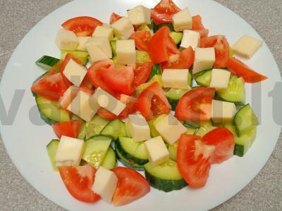 Daržovių salotas su šonine, sūriu, alyvuogėmis ir barbaru Žingsnis 3