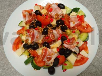 Daržovių salotas su šonine, sūriu, alyvuogėmis ir barbaru pagrindine nuotrauka