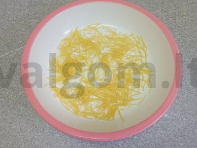 Sriuba su šaldytais daržovėmis, vermišeliais ir kiaušiniu vištienos sultinyje Žingsnis 4