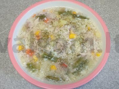 Sriuba su šaldytais daržovėmis, vermišeliais ir kiaušiniu vištienos sultinyje pagrindine nuotrauka