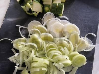 Cukinijų, porų ir geltonųjų pomidorų troškinys Žingsnis 1