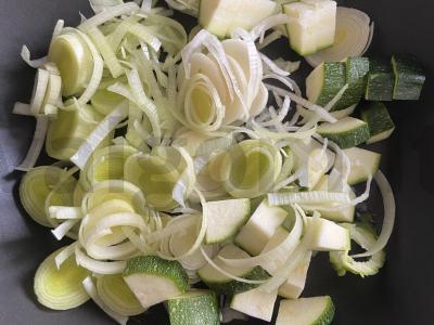 Cukinijų, porų ir geltonųjų pomidorų troškinys Žingsnis 2