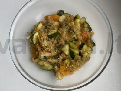 Cukinijų, porų ir geltonųjų pomidorų troškinys pagrindine nuotrauka