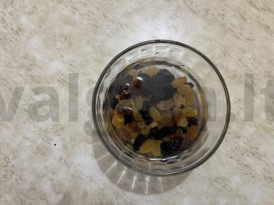 Rudais sviestinės bandelės su razinomis Žingsnis 1