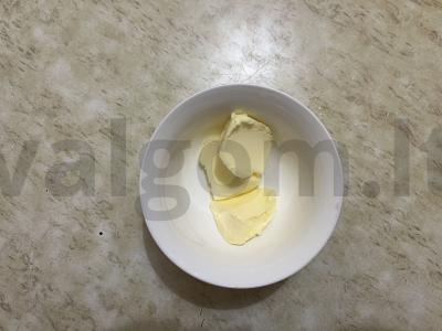 Rudais sviestinės bandelės su razinomis Žingsnis 2