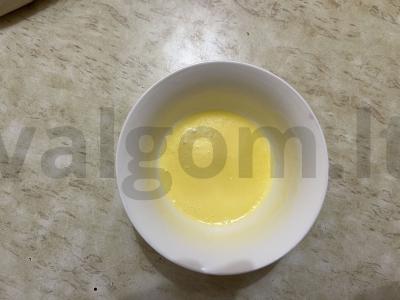 Rudais sviestinės bandelės su razinomis Žingsnis 3