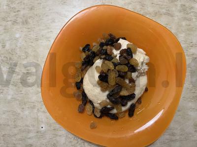 Rudais sviestinės bandelės su razinomis Žingsnis 6