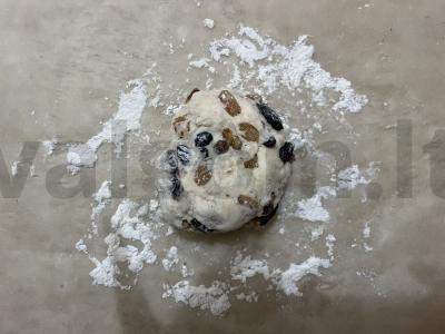 Rudais sviestinės bandelės su razinomis Žingsnis 9