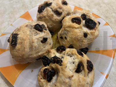 Rudais sviestinės bandelės su razinomis pagrindine nuotrauka