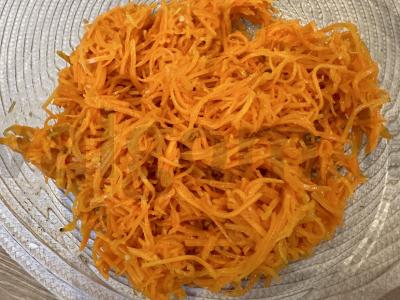 Korejinių morkų ir rūkytos vištienos salotas Žingsnis 2