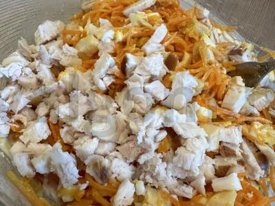 Korejinių morkų ir rūkytos vištienos salotas Žingsnis 6