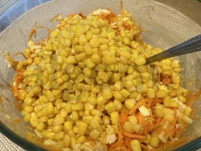 Korejinių morkų ir rūkytos vištienos salotas Žingsnis 7