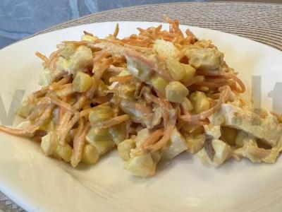 Korejinių morkų ir rūkytos vištienos salotas pagrindine nuotrauka