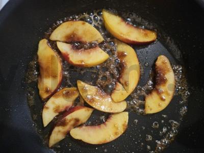 Aromatingi karamelizuoti persikai Žingsnis 3