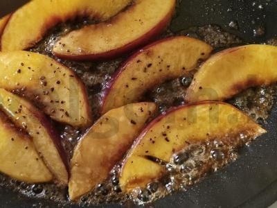 Aromatingi karamelizuoti persikai Žingsnis 4