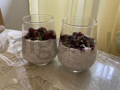 Grietinės desertas su mėlynių uogiene, chia sėklomis ir moliūgų sėklomis pagrindine nuotrauka