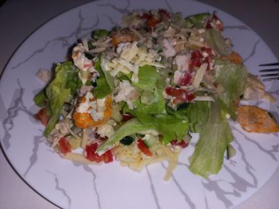 Sluoksniuotas salotas „Cezaris“ su vištienos krūtinėle pagrindine nuotrauka