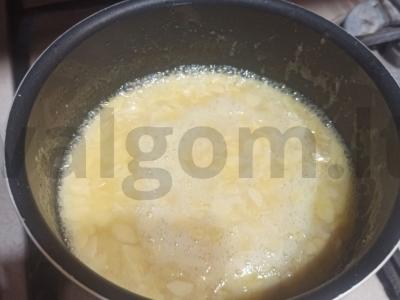 Pyragas su migdolų žiedlapiais Žingsnis 4