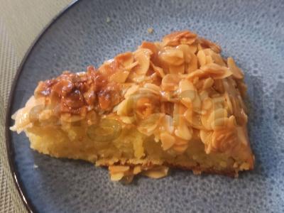 Pyragas su migdolų žiedlapiais pagrindine nuotrauka