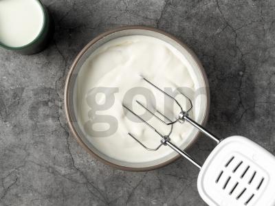 Namų ledai su kondensuotu pienu ir sausainiais Žingsnis 1