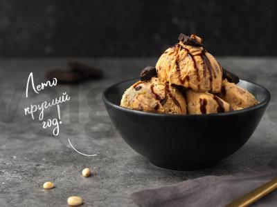 Namų ledai su kondensuotu pienu ir sausainiais pagrindine nuotrauka