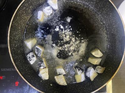 Salotas su traškiu baklažanu ir minkštu varškės sūriu Žingsnis 2