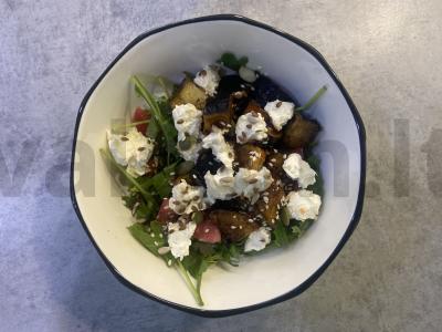 Salotas su traškiu baklažanu ir minkštu varškės sūriu pagrindine nuotrauka