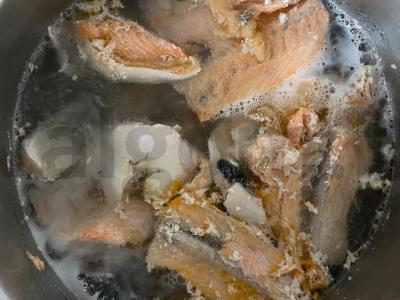 Sriuba su raudoną žuvimi, daržovėmis ir prieskoniais Žingsnis 1