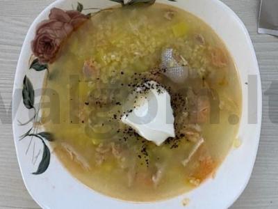 Sriuba su raudoną žuvimi, daržovėmis ir prieskoniais pagrindine nuotrauka