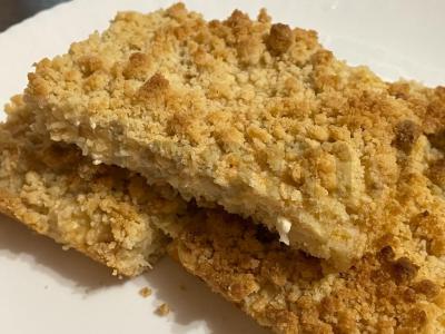 Varškės pyragas su trupiniais ir obuoliais pagrindine nuotrauka