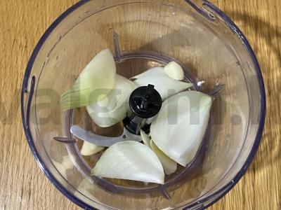 Kalakutienos kotletai su grietine, svogūnais ir česnaku Žingsnis 1