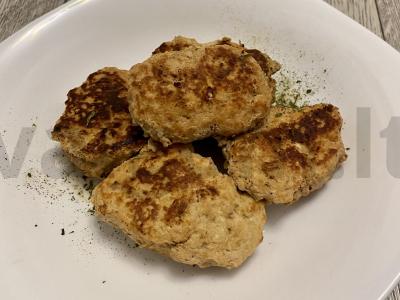 Kalakutienos kotletai su grietine, svogūnais ir česnaku pagrindine nuotrauka