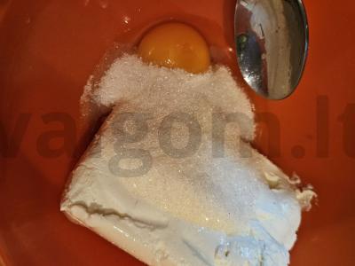 Sūrio blynai su cukatais Žingsnis 1