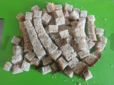 Salotas su rūkytomis vištienos krūtinėlėmis, kiaušiniu, agurku ir kefyro padažu Žingsnis 2