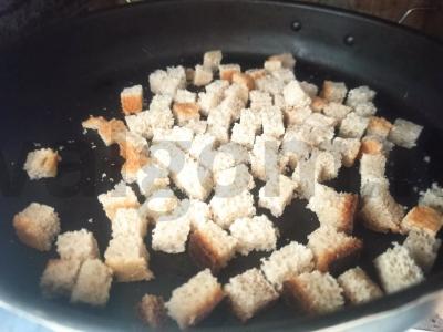 Salotas su rūkytomis vištienos krūtinėlėmis, kiaušiniu, agurku ir kefyro padažu Žingsnis 3