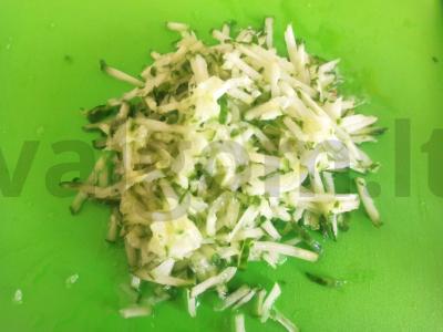 Salotas su rūkytomis vištienos krūtinėlėmis, kiaušiniu, agurku ir kefyro padažu Žingsnis 5