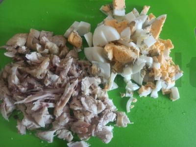 Salotas su rūkytomis vištienos krūtinėlėmis, kiaušiniu, agurku ir kefyro padažu Žingsnis 6