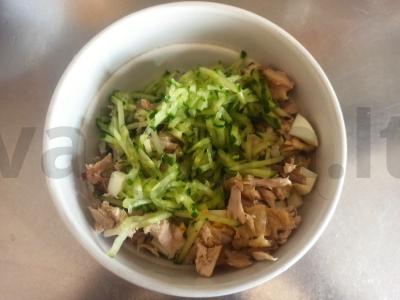 Salotas su rūkytomis vištienos krūtinėlėmis, kiaušiniu, agurku ir kefyro padažu Žingsnis 7