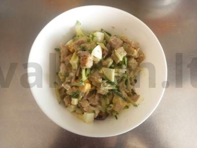 Salotas su rūkytomis vištienos krūtinėlėmis, kiaušiniu, agurku ir kefyro padažu pagrindine nuotrauka