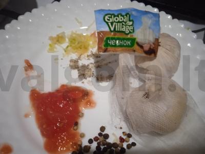 Vištiena pomidorų, česnako ir pipirų marinate Žingsnis 1