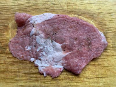 Kiaulienos šnicelis sūrio apvalkale Žingsnis 2