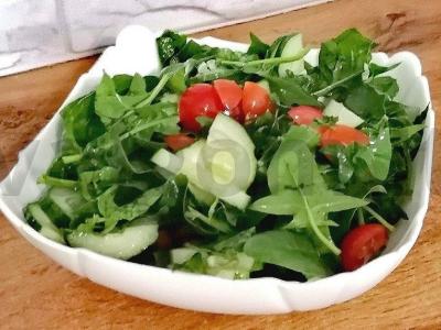 Vitaminų salotas su špinatais pagrindine nuotrauka