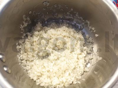 Ryžių onigiri su ryžiais, agurku ir varškės sūriu Žingsnis 1